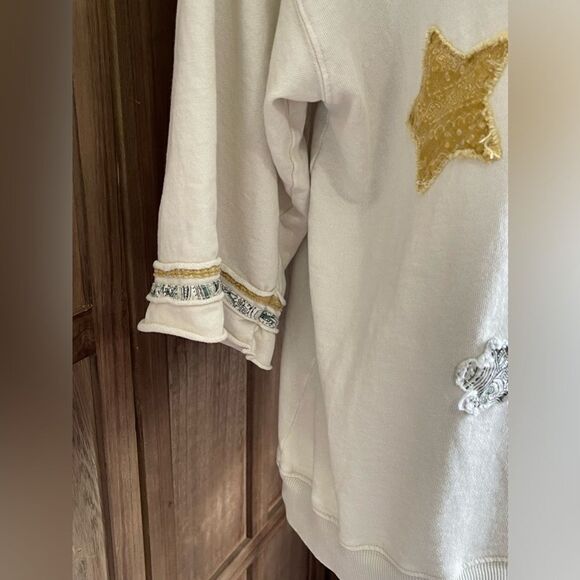 EUC Women’s distressed short sleeve shirt. - Picture 5 of 7